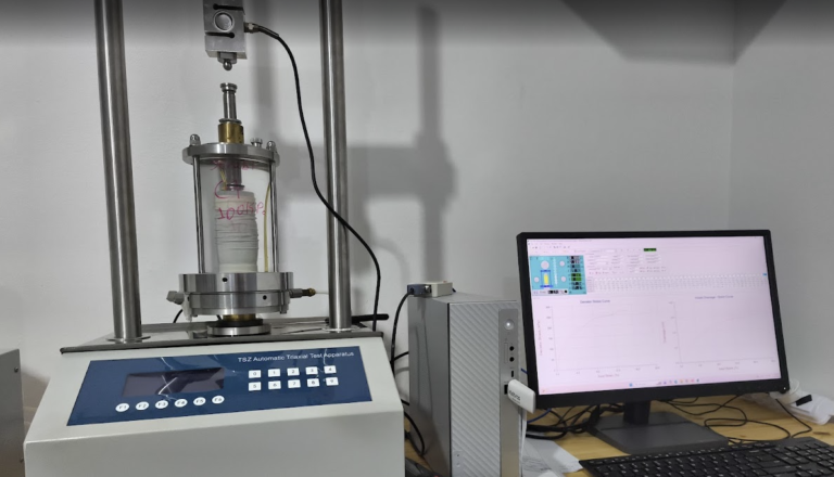 Ensaio triaxial automatizado no laboratório da Soloeste